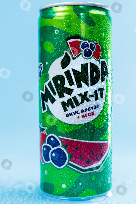 Скачать Тюмень, Россия - 19 января 2022 года: Логотип Mirinda Mix it can закрывается каплей воды. Вертикальная фотография фотосток Ozero