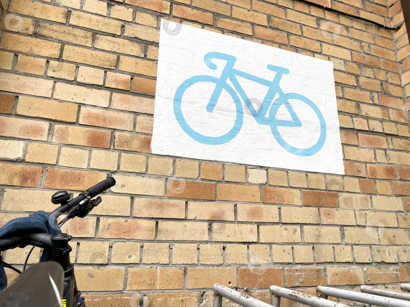 Скачать Знак парковки велосипедов на каменной стене с местом для копирования. Избирательный фокус фотосток Ozero