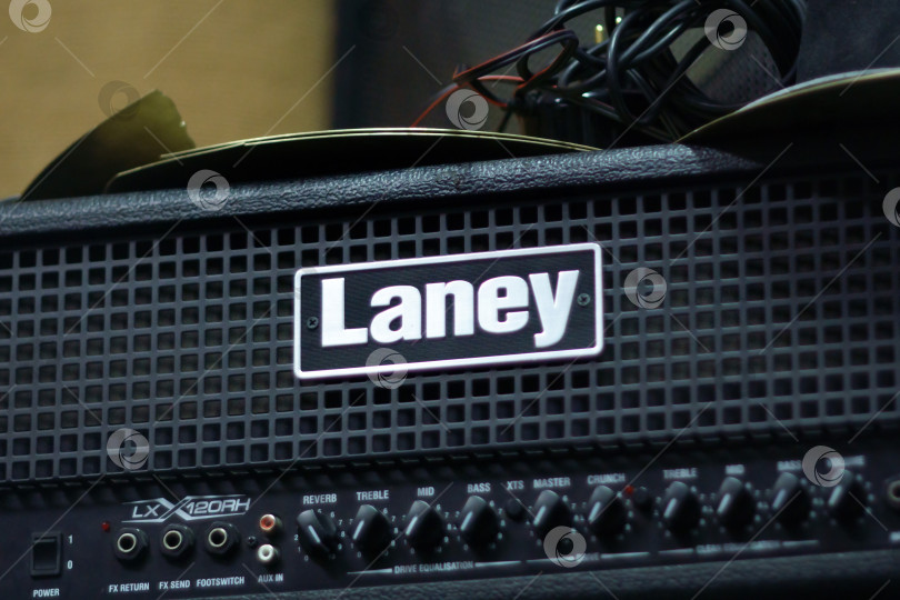 Скачать Тюмень, Россия- 02 ноября 2022 г.: Laney Amplification - базирующийся в Уэст-Мидленде производитель гитарных и инструментальных усилителей close up selective focus фотосток Ozero