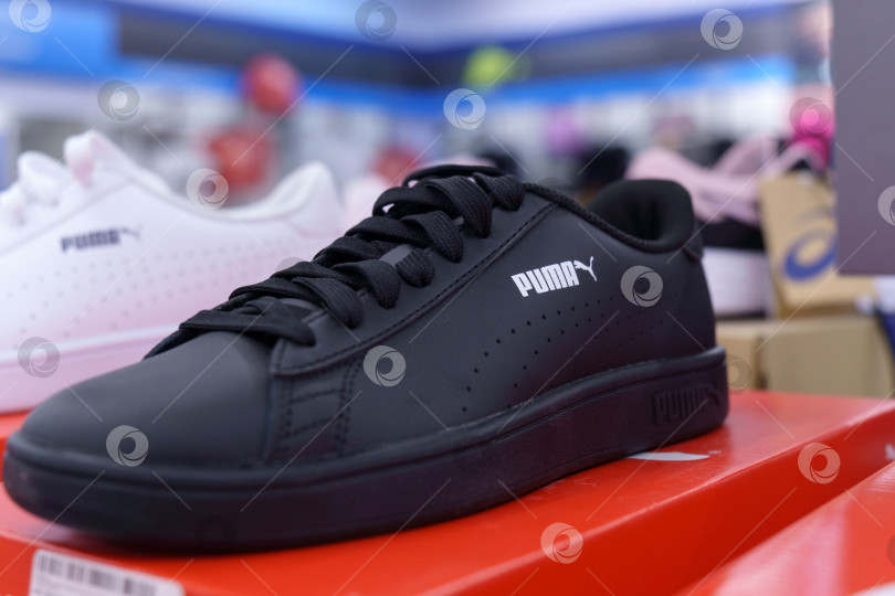 Скачать Тюмень, Россия - 12 августа 2022 года: кроссовки с логотипом Puma на полке в магазине. Модная обувная обувь. Избирательный фокус фотосток Ozero