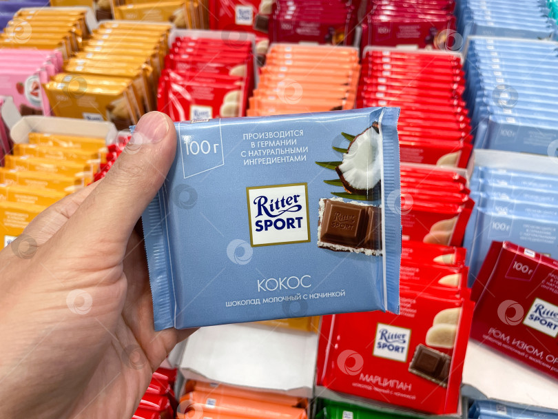 Скачать Тюмень, Россия - 20 августа 2022 года: Шоколад Ritter Sport с кокосом. Ritter Sport - это марка шоколада для Альфреда Риттера. фотосток Ozero