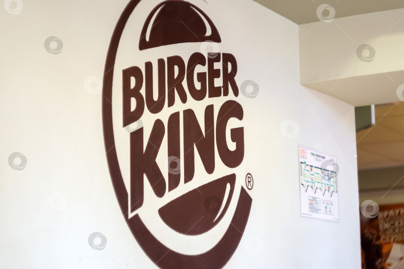 Скачать Тюмень, Россия - 01 октября 2022 года: логотип Burger King. Ресторан быстрого питания. Избирательный фокус фотосток Ozero