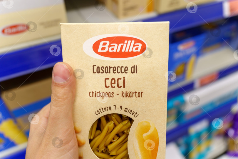 Скачать Тюмень, Россия - 27 мая 2022 года: Barilla casarecce в супермаркете. Группа компаний Barilla производит несколько видов макаронных изделий выборочной направленности фотосток Ozero