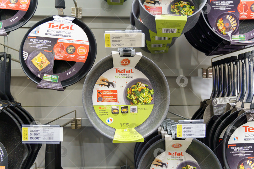 Скачать Тюмень, Россия - 17 августа 2022 г.: Сковородки Tefal и другие кухонные принадлежности в магазине выставлены на продажу. Выбор товара для дома фотосток Ozero