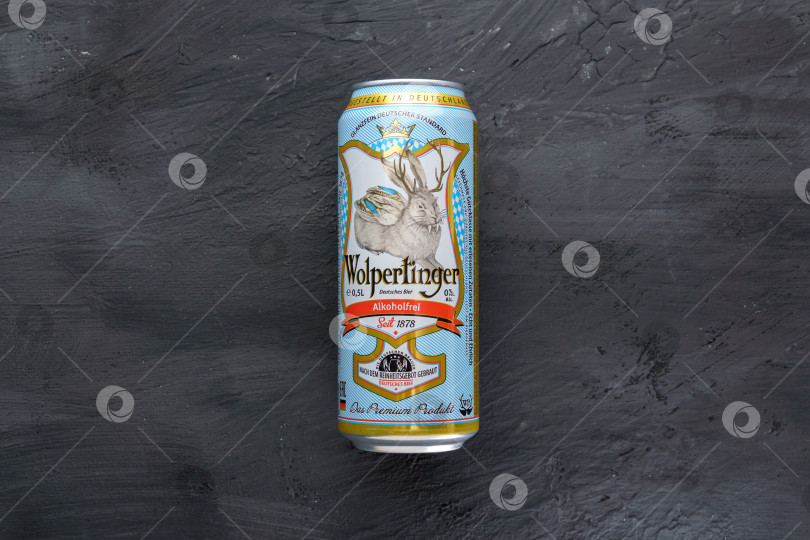 Скачать Тюмень, Россия - 02 ноября 2022 года: Безалкогольное пиво Wolpertinger, бренд принадлежит немецкой компании IQ 4 YOU GmbH. Избирательный фокус фотосток Ozero