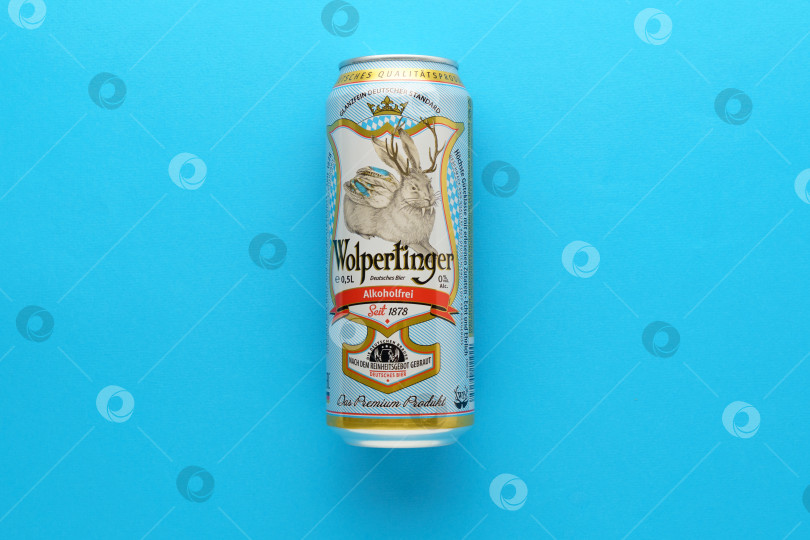Скачать Тюмень, Россия - 02 ноября 2022 года: Безалкогольное пиво Wolpertinger, бренд принадлежит немецкой компании IQ 4 YOU GmbH. Избирательный фокус фотосток Ozero
