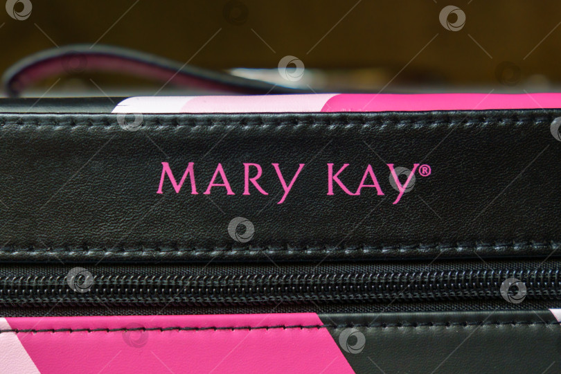 Скачать Тюмень, Россия - 02 ноября 2022 года: логотип Mary Kay, частной компании по продаже косметической продукции. Избирательный фокус фотосток Ozero