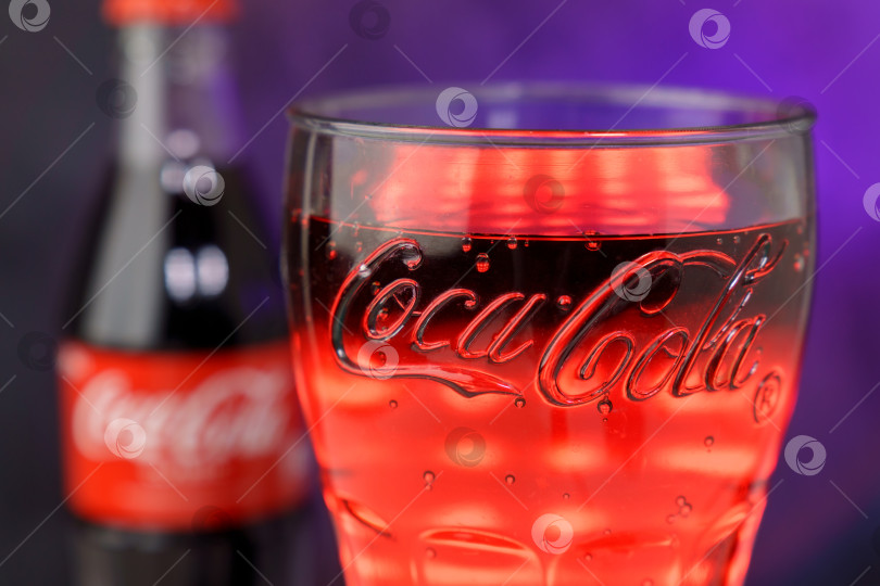 Скачать Тюмень, Россия - 02 ноября 2022 года: логотип Coca-Cola в стакане крупным планом. Американская многонациональная компания по производству напитков Coca-Cola. Избирательный фокус фотосток Ozero