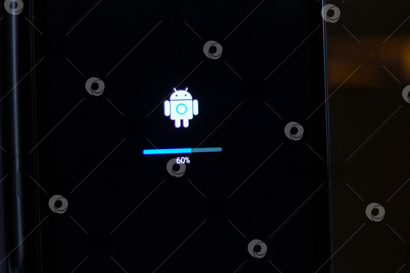 Скачать Тюмень, Россия - 14 октября 2022 года: Установка обновления для Android, экран загрузки отображается крупным планом. Обновление встроенного по устройства, выборочный фокус фотосток Ozero