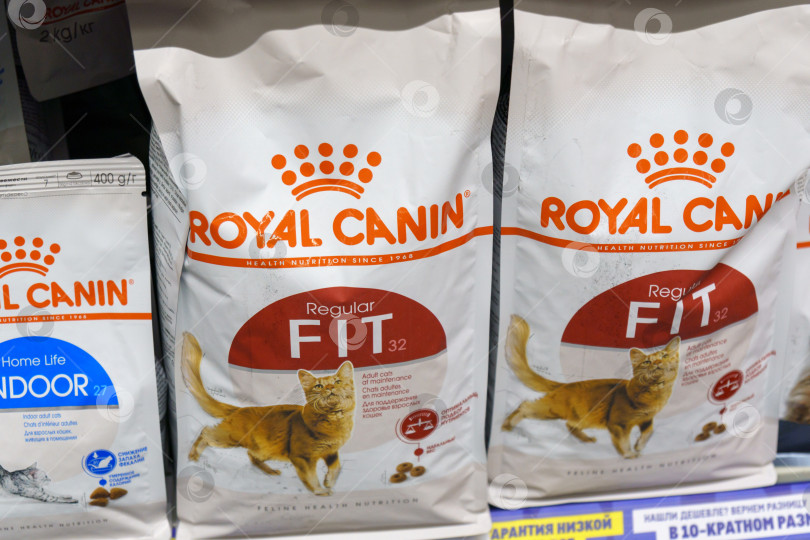 Скачать Тюмень, Россия - 17 августа 2022 года: Royal Canin - известный бренд полуфабрикатов для собак и кошек. фотосток Ozero