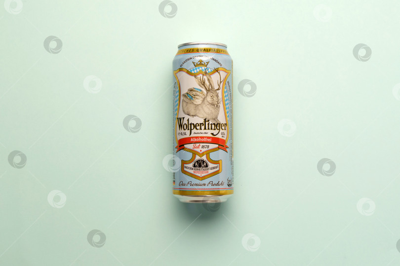 Скачать Тюмень, Россия - 02 ноября 2022 года: Безалкогольное пиво Wolpertinger, знаменитое немецкое пиво. Избирательный фокус фотосток Ozero