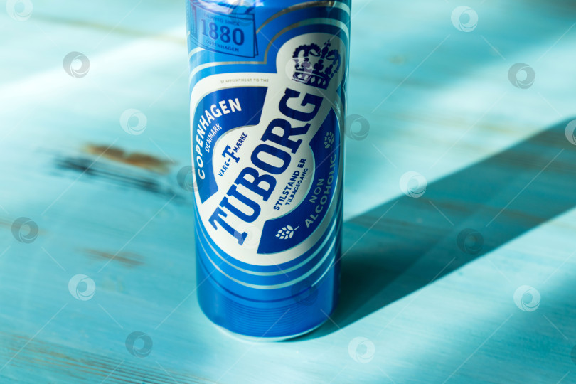 Скачать Тюмень, Россия - 02 августа 2022 года: Датская пивоваренная компания Tuborg, основанная в 1873 году в Хеллерупе, выпускает банку безалкогольного пива фотосток Ozero