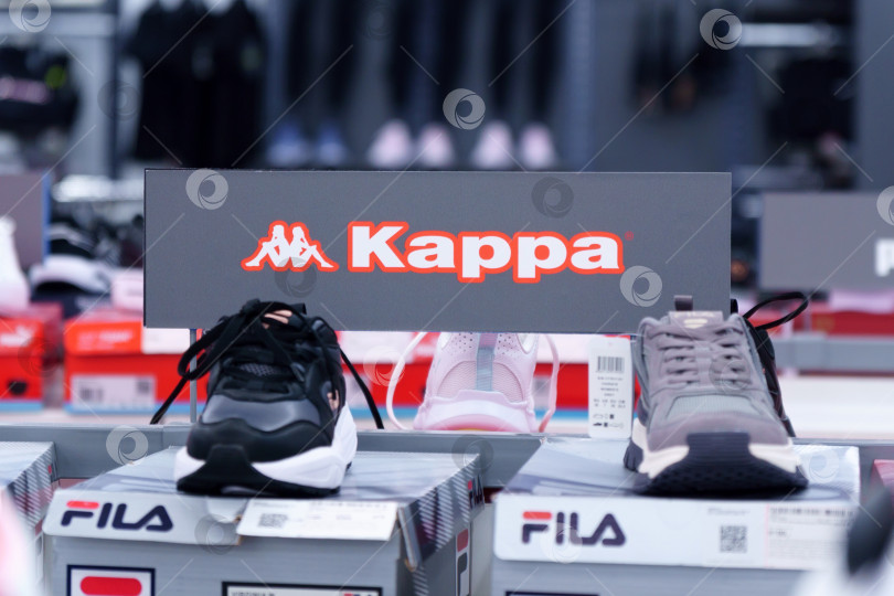 Скачать Тюмень, Россия - 12 августа 2022 года: Логотип Kappa - итальянского бренда спортивной одежды, основанного в Турине, Пьемонт, Италия фотосток Ozero