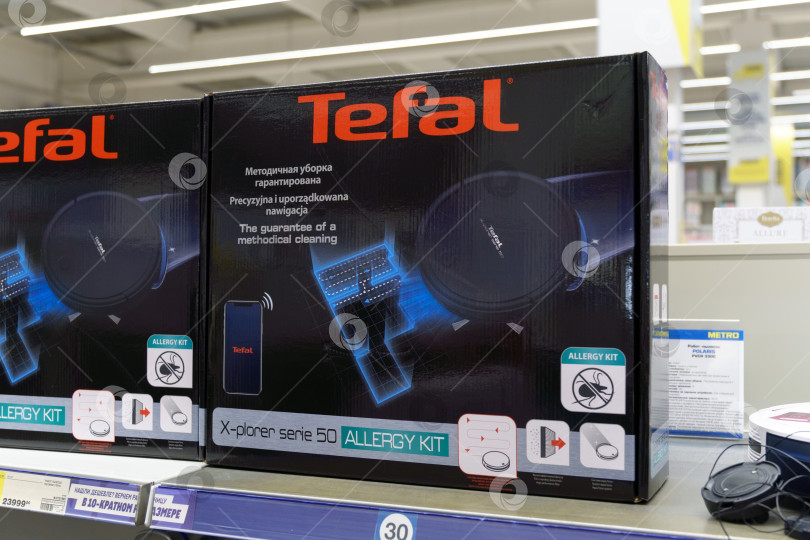 Скачать Тюмень, Россия - 24 сентября 2022 года: Пылесос Tefal выставлен на продажу в магазине shop. Выбор товара для дома фотосток Ozero