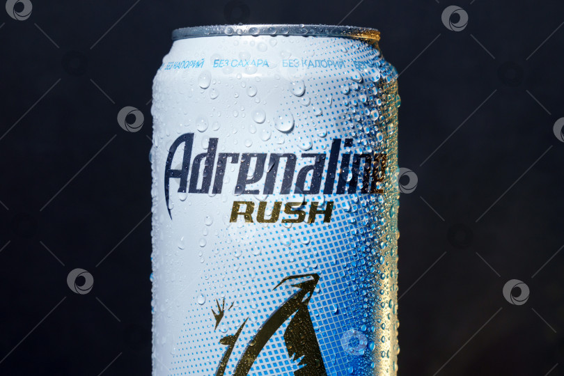 Скачать Тюмень, Россия - 27 сентября 2022 года: Энергетический напиток Adrenaline Rush, логотип металлической банки крупным планом. фотосток Ozero
