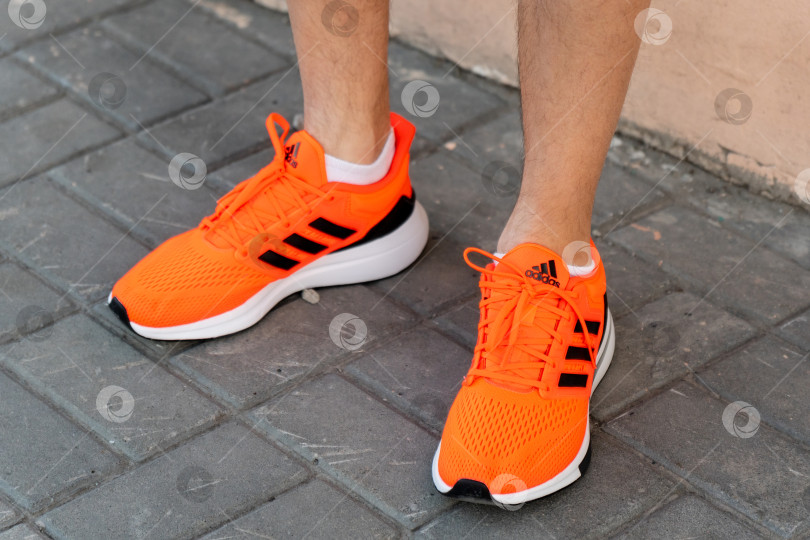 Скачать Тюмень, Россия - 03 мая 2022 года: Кроссовки Adidas оранжевого цвета. Adidas, многонациональная компания. Снимки продукта. Избирательный фокус фотосток Ozero