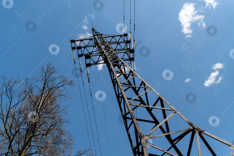 Скачать Вышка высоковольтной сети с проводным кабелем на распределительной станции. энергетика, энергосбережение. Избирательный фокус фотосток Ozero