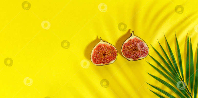 Скачать Сочные спелые плоды инжира на желтом фоне. Диетическое питание. Яркая летняя концепция. Пространство для копирования фотосток Ozero