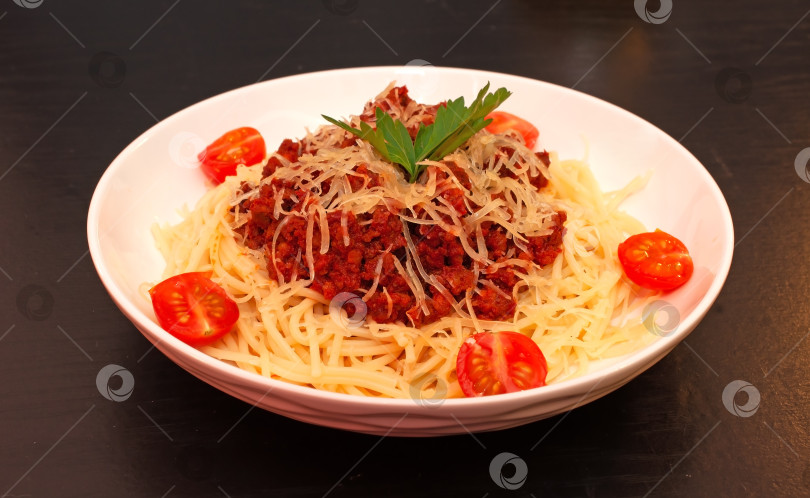Скачать Спагетти Болоньезе с томатным соусом и мясом. фотосток Ozero