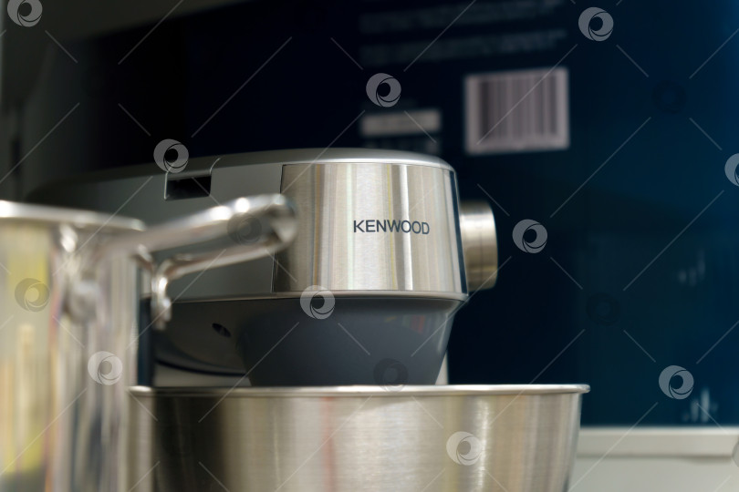 Скачать Тюмень, Россия - 27 сентября 2022 года: логотип Kenwood. Kenwood - производитель кухонной техники, принадлежащий De Longhi Group. фотосток Ozero