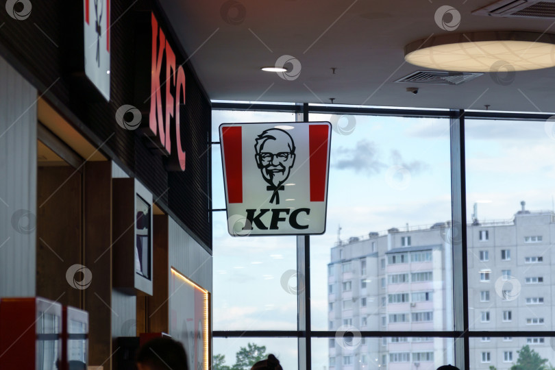 Скачать Тюмень, Россия - 12 августа 2022 года: ресторан KFC в торговом центре. Логотип компании. фотосток Ozero