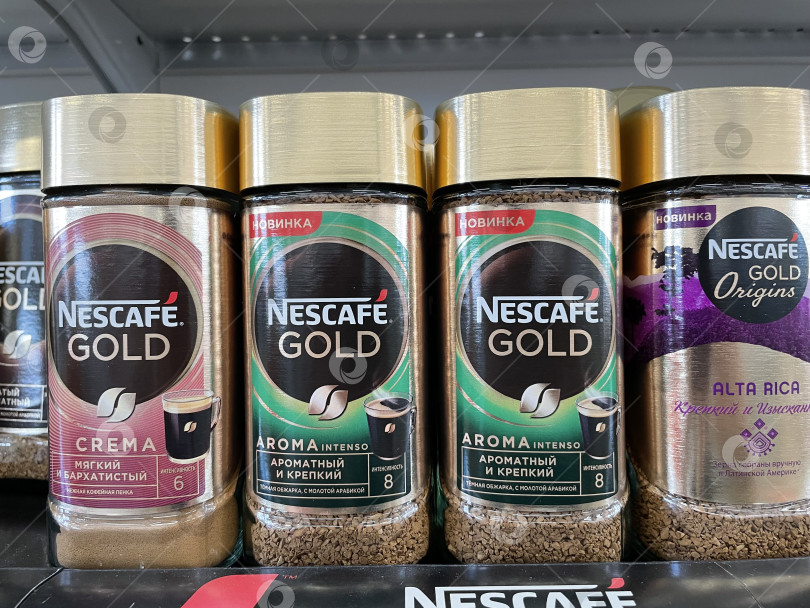 Скачать Тюмень, Россия - 28 июля 2022 года: Nescafe Gold origins Альта-Рика, Суматра. Молотый кофе производства Nestle фотосток Ozero