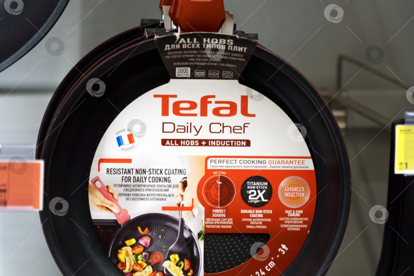 Скачать Тюмень, Россия - 24 сентября 2022 г.: Сковородки Tefal и другие кухонные принадлежности в магазине выставлены на продажу. Выбор товара для дома фотосток Ozero