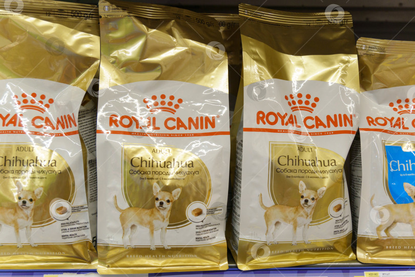 Скачать Тюмень, Россия - 17 августа 2022 года: Royal Canin. Корма для собак и кошек на полке супермаркета для животных. Избирательный фокус фотосток Ozero