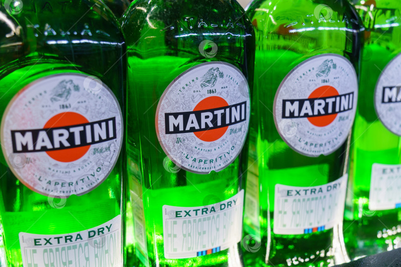 Скачать Тюмень, Россия - 27 сентября 2022 года: Продукция Martini, знаменитого итальянского вермута. Распродажа в магазинах гипермаркета metro фотосток Ozero