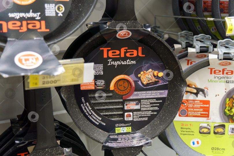 Скачать Тюмень, Россия - 17 августа 2022 года: Коллекция сковород Tefal и кухонных наборов для продажи в супермаркете. Выбор товара для дома фотосток Ozero