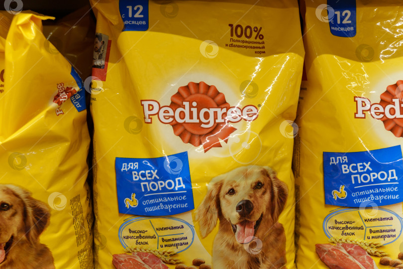 Скачать Тюмень, Россия - 30 июня 2022 года: Корм для породистых собак. Pedigree Petfoods является дочерней компанией Mars, Incorporated. Покупка в гипермаркете фотосток Ozero