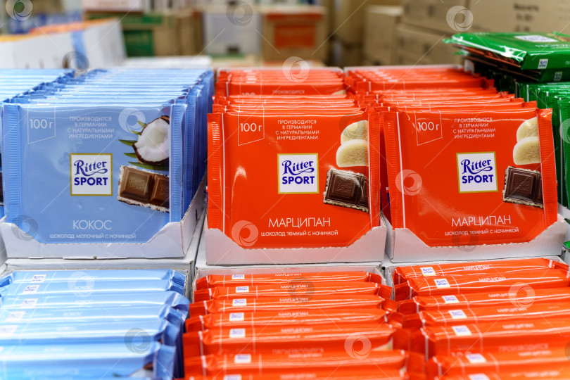 Скачать Тюмень, Россия - 27 сентября 2022 года: Шоколад Ritter Sport с марципаном. Ritter Sport - это марка шоколада для Альфреда Риттера. фотосток Ozero