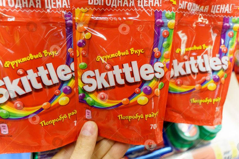 Скачать Тюмень, Россия - 27 сентября 2022 года: Конфеты Skittles производства Wm. Компания Ригли-младшего. Продают в супермаркете фотосток Ozero