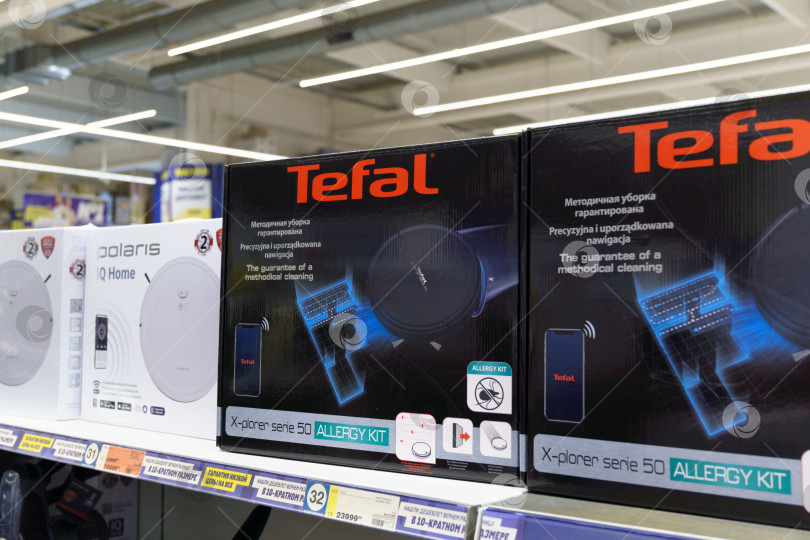 Скачать Тюмень, Россия - 24 сентября 2022 г.: Логотип Tefal на кухонной утвари в магазине для продажи. Выбор товара для дома фотосток Ozero