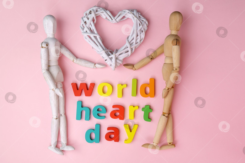 Скачать Всемирный день психического здоровья и всемирный день сердца, жизни и здоровья. Вид сверху, розовый фон фотосток Ozero