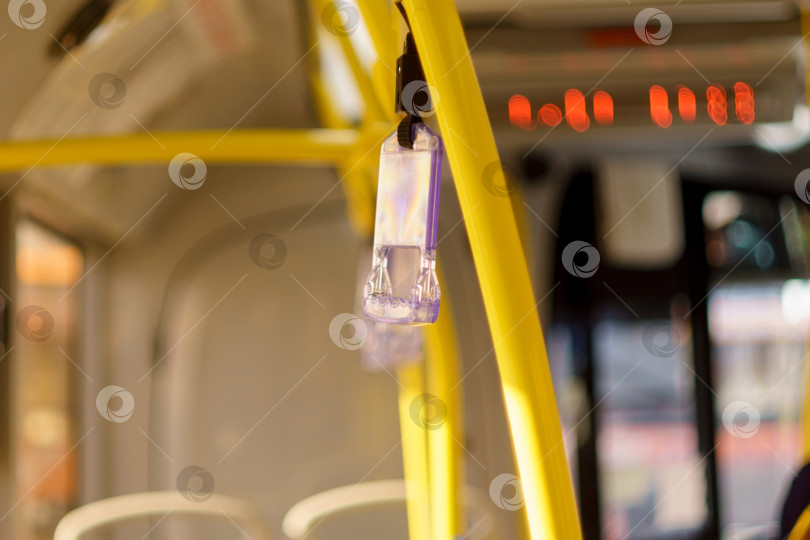 Скачать Подвесной захват для ручек в общественном транспорте, таком как автобус и поезд. Избирательный фокус фотосток Ozero