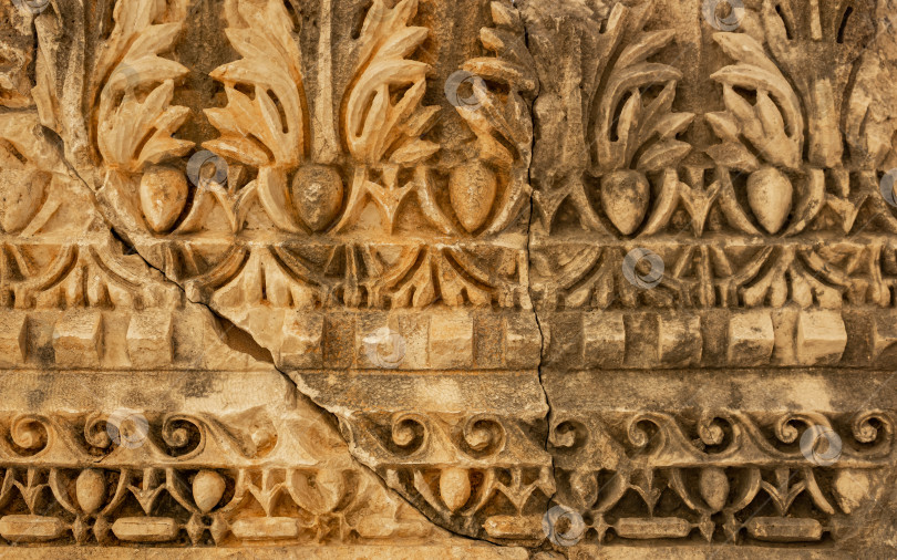 Скачать древний выветрившийся орнамент на руинах здания в древнем городе Мира, Турция фотосток Ozero