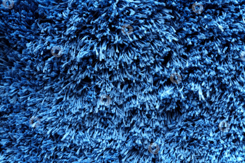 Скачать Пушистый голубой цвет для пледа. Фон из мохнатого одеяла. Пушистый искусственный текстильный мех. Избирательный фокус фотосток Ozero