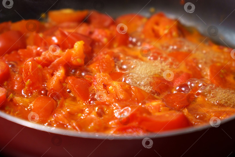 Скачать Готовим свежие помидоры, соус, кетчуп, суп в кастрюле. Избирательный фокус фотосток Ozero