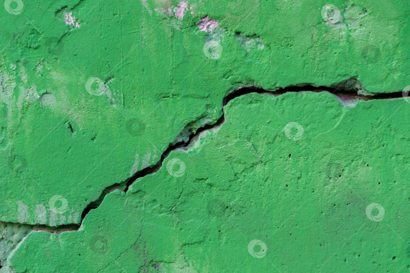 Скачать Бетонно-цементная зеленая стена с трещиной в промышленном здании, отлично подходящая для вашего дизайна и текстуры фона фотосток Ozero