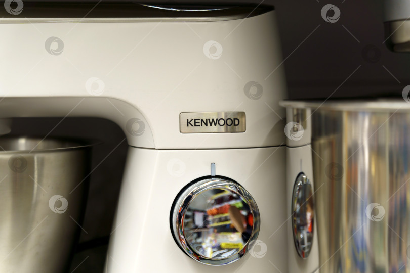 Скачать Тюмень, Россия - 27 сентября 2022 года: логотип Kenwood, продукция и кухонная техника hells. Он является членом группы De Longhi с 2001 года. фотосток Ozero