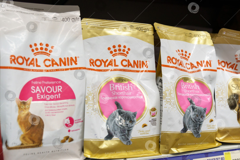 Скачать Тюмень, Россия - 17 августа 2022 г.: Royal Canin - это полезный корм премиум-класса для домашних животных. Избирательный фокус фотосток Ozero