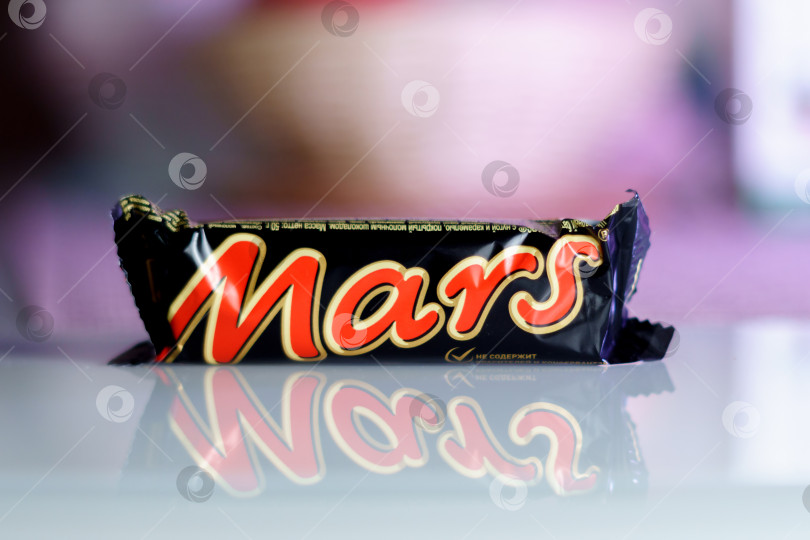 Скачать Тюмень, Россия - 14 октября 2022 года: Батончик Mars - это шоколадный батончик производства Mars Inc, созданный в 1932 году Форрестом Марсом. Избирательный фокус фотосток Ozero