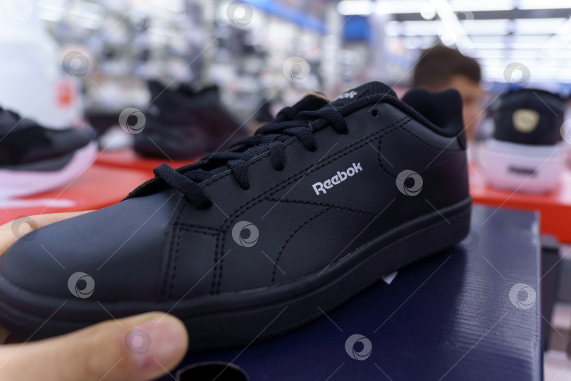 Скачать Тюмень, Россия - 12 августа 2022 года: кроссовки Reebok на витрине спортивного магазина. Избирательный фокус. Reebok International Ltd. - компания по производству спортивной обуви и одежды. фотосток Ozero