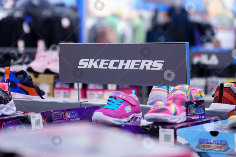 Скачать Тюмень, Россия - 12 августа 2022 года: Skechers logo USA Inc. - американская компания по производству обуви для стиля жизни и производительности. Избирательный фокус фотосток Ozero