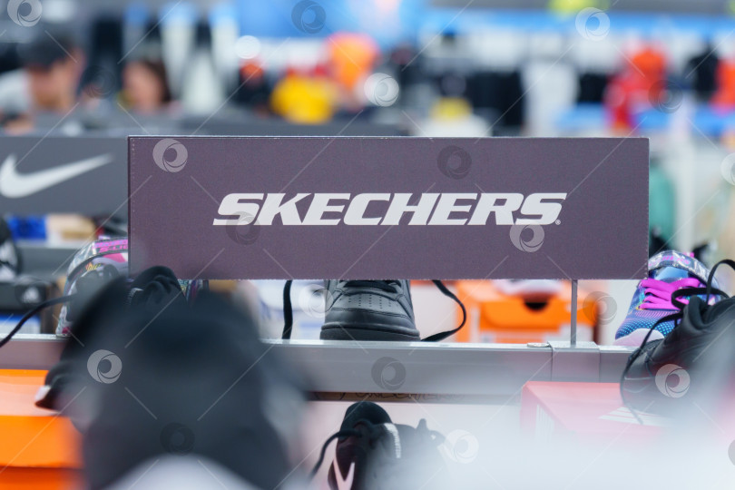 Скачать Тюмень, Россия - 12 августа 2022 года: логотип Skechers в магазине Skechers. Skechers - американская компания по производству обуви для стиля жизни и спортивных достижений фотосток Ozero