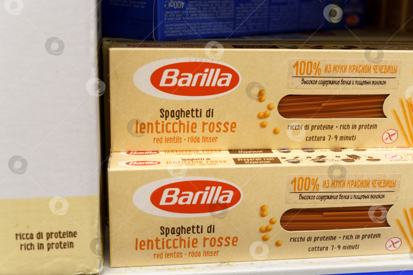 Скачать Тюмень, Россия - 27 мая 2022 года: спагетти Barilla lenticchie rosse в супермаркете. Группа компаний Barilla производит несколько видов макаронных изделий выборочной направленности фотосток Ozero