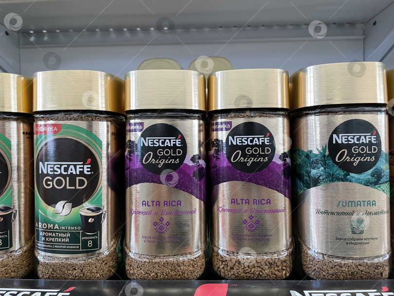 Скачать Тюмень, Россия - 28 июля 2022 года: Nescafe Gold origins, Альта-Рика, Суматра. Кофе в порошке производства Nestle фотосток Ozero