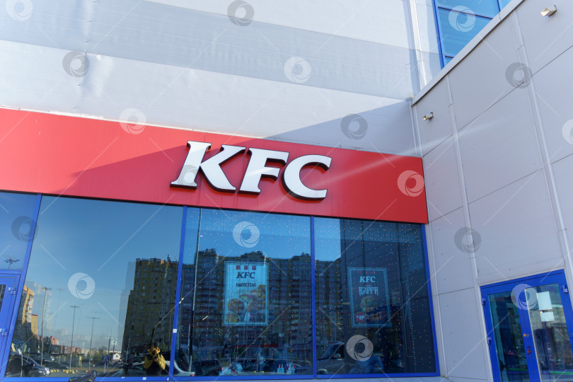 Скачать Тюмень, Россия - 01 октября 2022 года: Ресторан с логотипом KFC Fried Chicken в торговом центре. KFC - американский ресторан быстрого питания фотосток Ozero