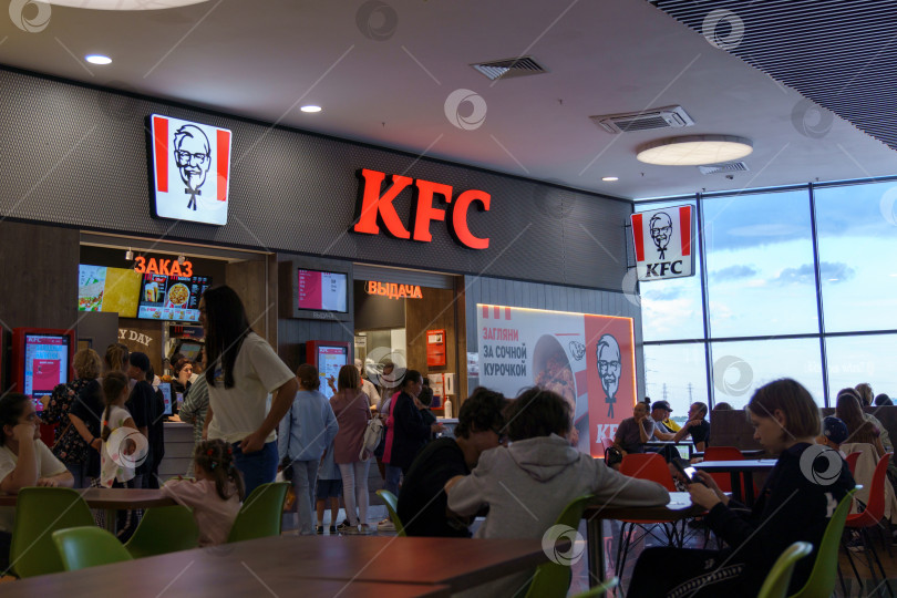 Скачать Тюмень, Россия - 12 августа 2022 года: Ресторан с логотипом KFC Fried Chicken в торговом центре. KFC - американский ресторан быстрого питания фотосток Ozero